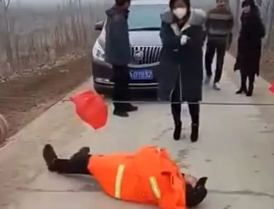 ▲在一些防疫卡点,村民间摩擦与冲突不时爆出。资料视频截图。